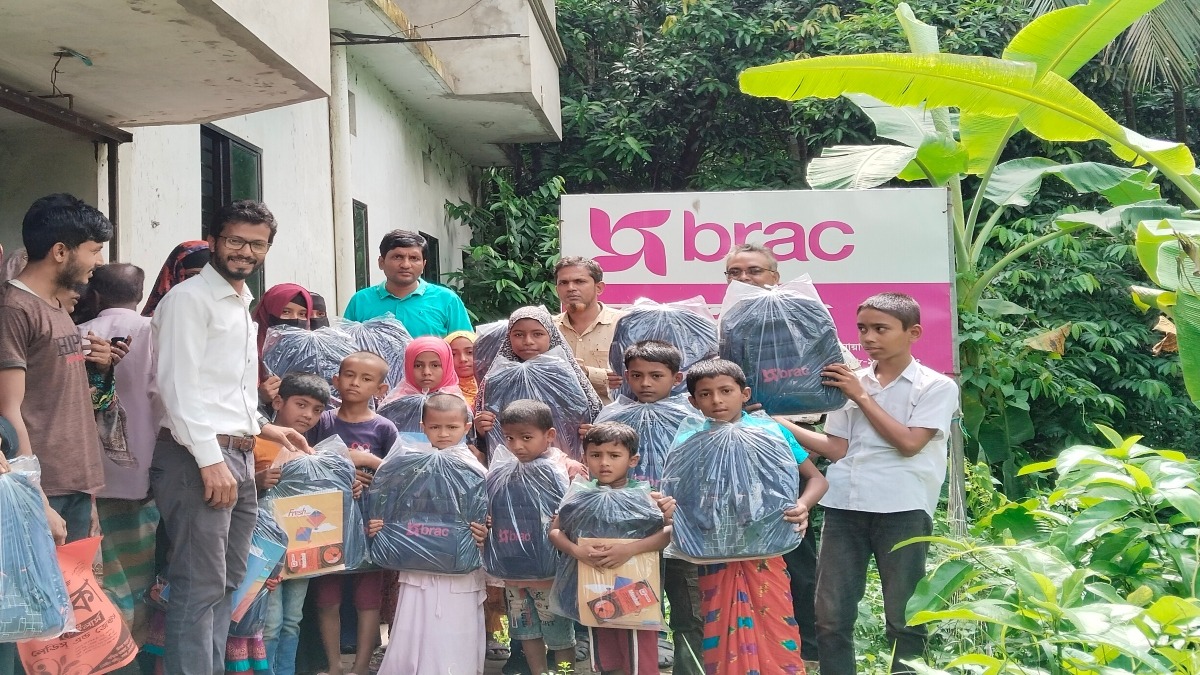 নোয়াখালীর চরাঞ্চলে শিক্ষা উপকরণ বিতরণ