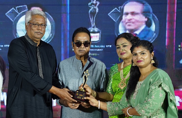 শ্রেষ্ঠ নাট্যকারের পুরস্কার পেলেন অপর্ণা রানী রাজবংশী