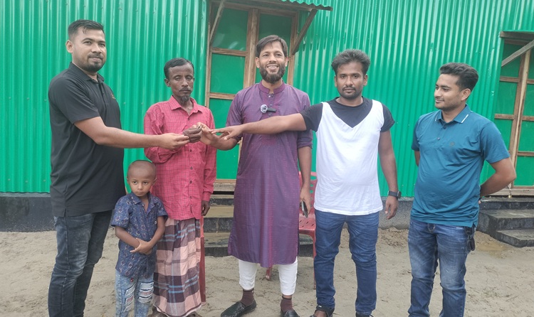 ঝুপড়ি ঘরে বসবাস, অবশেষে খোকন পেল নতুন ঘর