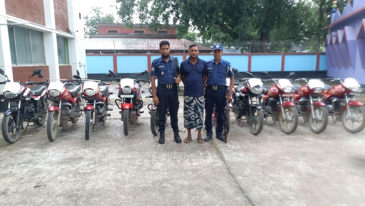 চাঁপাইনবাবগঞ্জে পুলিশের অভিযানে মোটরসাইকেলসহ চোর সর্দার গ্রেফতার