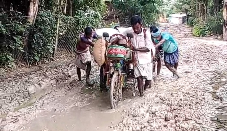 নিয়ামতপুরে তিন কিলোমিটার রাস্তা কাঁচা, বৃষ্টি হলেই জনদুর্ভোগ
