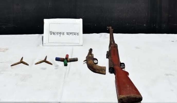 উখিয়ায় ডাকাতদের আস্তানা থেকে অস্ত্র ও গুলি উদ্ধার