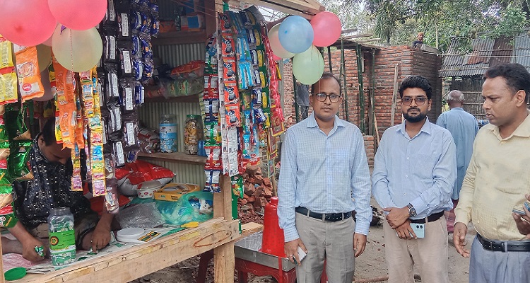 প্রতিবন্ধী লুৎফরের দোকানের প্রথম কাস্টমার ইউএনও