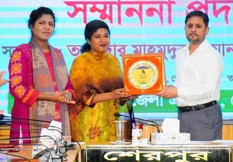 বালু উত্তোলন রোধ ও পরিবেশ রক্ষায় শ্রেষ্ঠ ইউএনও ফারজানা আক্তার ববি