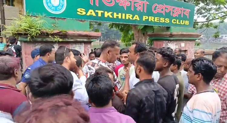 নেশাখোর সন্ত্রাসীদের নিয়ে সাতক্ষীরা প্রেসক্লাব দখলের চেষ্টা, আহত ১০ সাংবাদিক