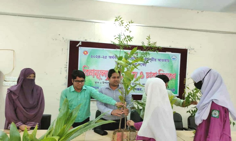জলঢাকায় শিক্ষার্থীদের মধ্যে চারা বিতরণ