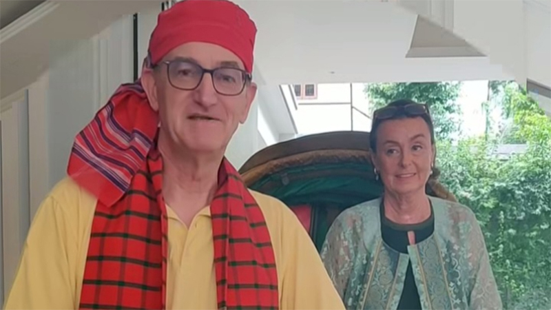 সস্ত্রীক রিকশা চালিয়ে বিদায়ী শুভেচ্ছা জার্মান রাষ্ট্রদূতের 
