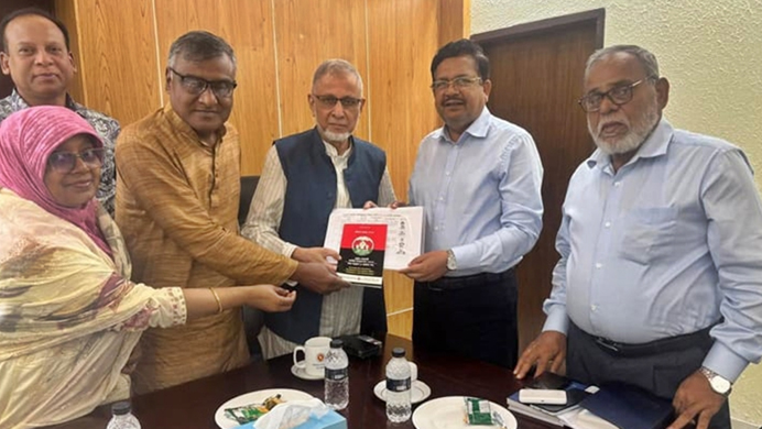 প্রধান উপদেষ্টার বিশেষ সহকারীর কাছে জুলাইয়ে নিহত শ্রমিকদের তালিকা হস্তান্তর