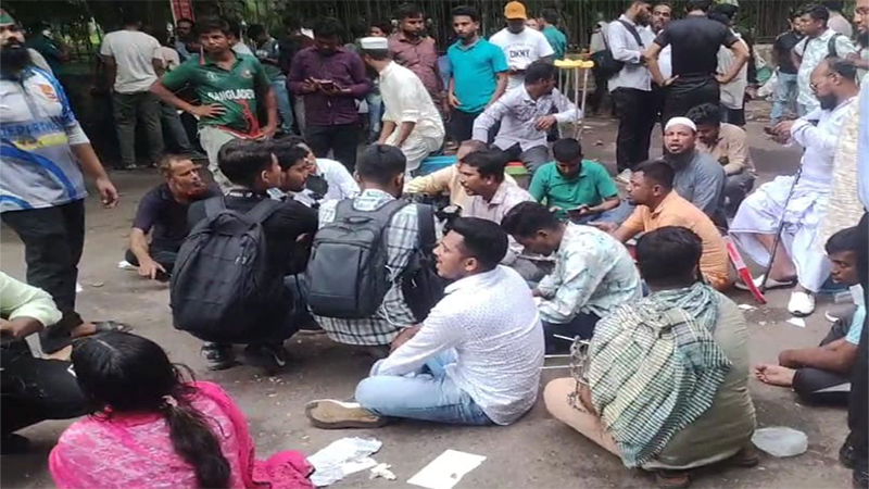 জুলাই ঘোষণাপত্রের দাবিতে যমুনার সামনে অবস্থান