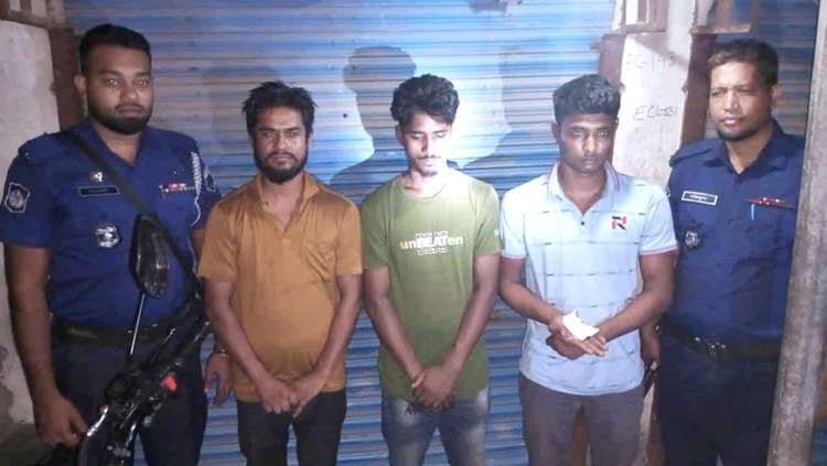 লালপুরে তিন মাদক কারবারি আটক