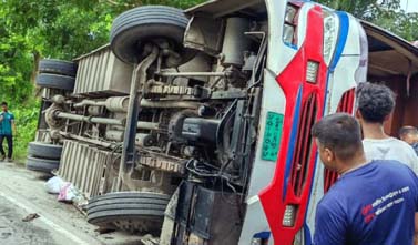 গোপালগঞ্জে বাস উল্টে ৬ শিশুসহ আহত ২০ 