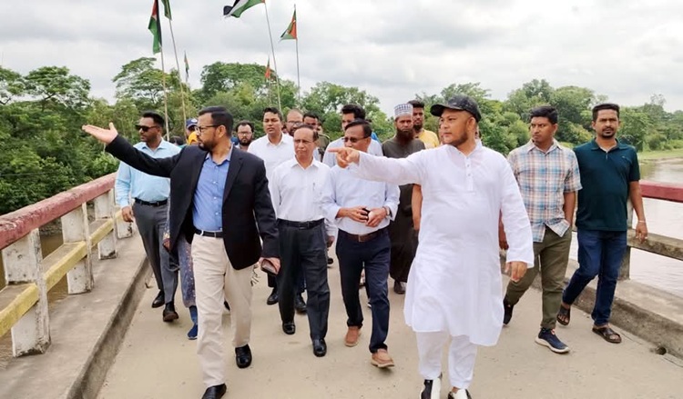 ফেনীর নবাবপুর-লেমুয়া সংযোগ ব্রিজ পরিদর্শনে ত্রাণ ও দুর্যোগ সচিব