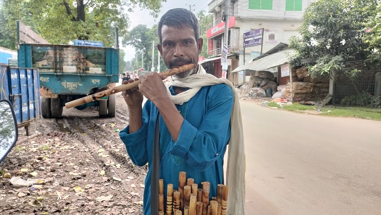 ৪০ বছর ধরে পথে পথে বাঁশি বিক্রি করে সংসার চালান পোড়াদহ বাবলু