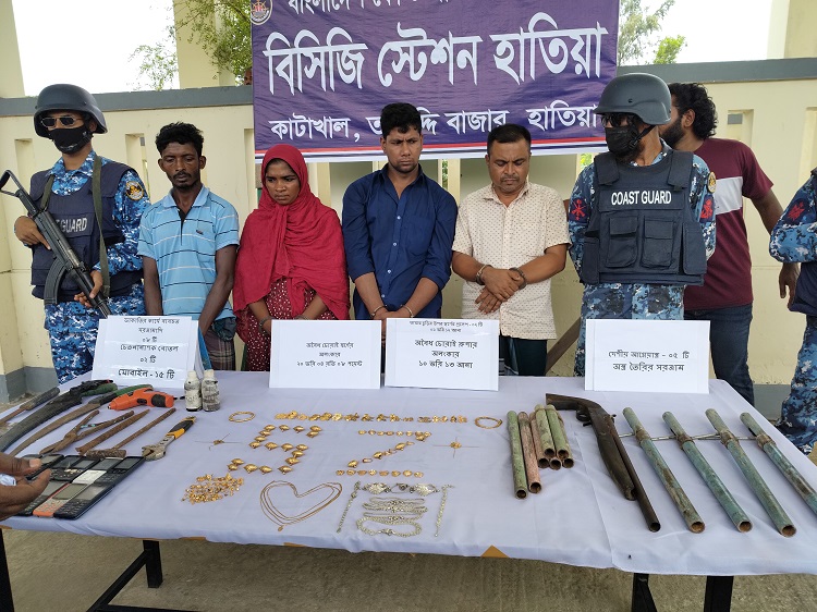 হাতিয়ায় যৌথবাহিনীর অভিযানে নারীসহ আটক ৪