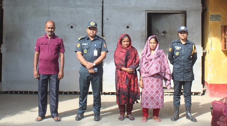 ২০ বছর পর মুক্তি,  লাখ টাকার সঞ্চয় নিয়ে ফিরলেন দুই নারী