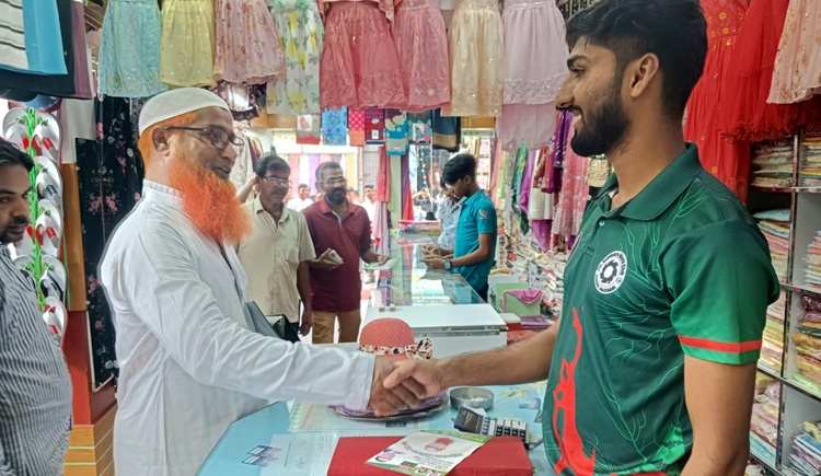 রাষ্ট্র মেরামতের ৩১ দফা প্রচারে তানোরে বিএনপি নেতার গণসংযোগ