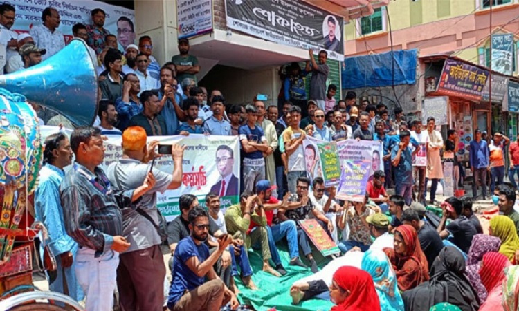 কুষ্টিয়ায় কাফনের কাপড় পরে নেতাকর্মীদের বিএনপির কার্যালয় ঘেরাও