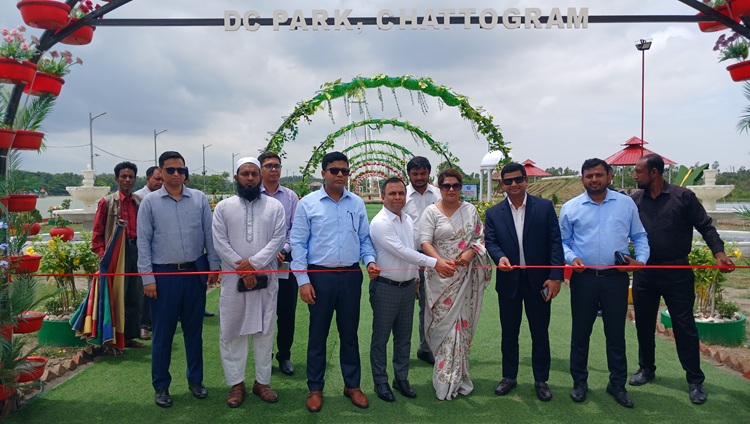 ডিসি পার্কের পুকুরে মাছ অবমুক্ত করলেন জেলা প্রশাসক