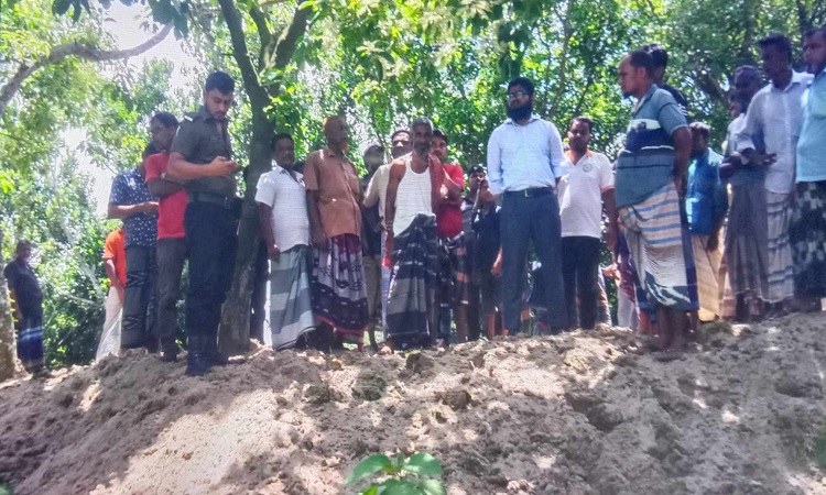 আত্রাই নদীর তীরে অবৈধভাবে মাটি কাটা বন্ধ করলেন ইউএনও