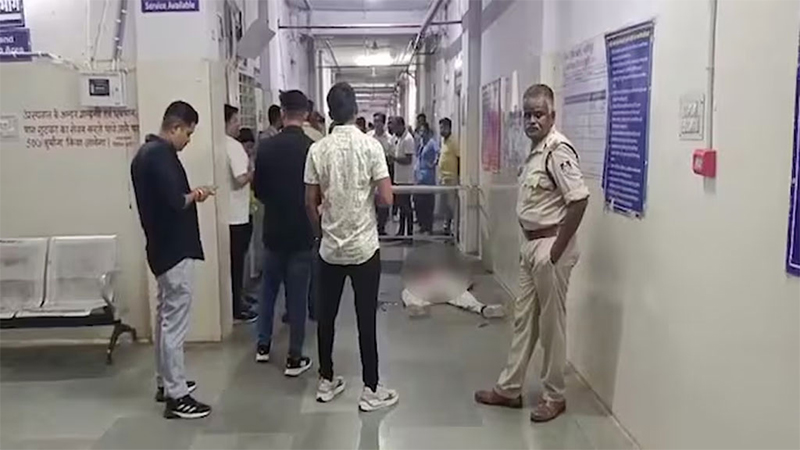 চিকিৎসক-নার্সের সামনেই তরুণীকে গলা কেটে হত্যা