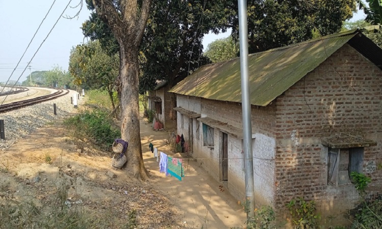 আখাউড়ায় রেলওয়ের বাসায় থাকে আম জনতা, বিদ্যুতের হরিলুট