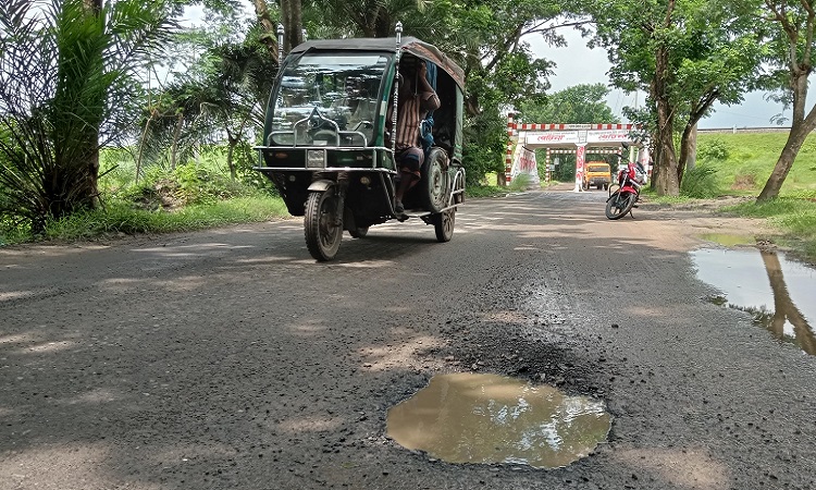 ডুমুরিয়ায় সড়ক সংস্কারের দুই মাস না যেতেই অসংখ্য খানাখন্দ