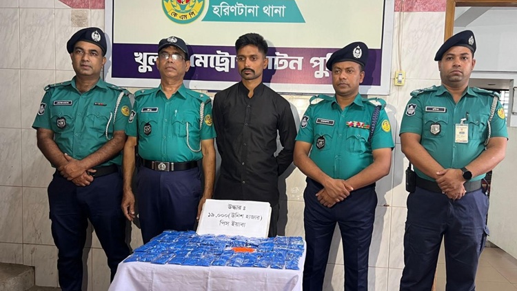 খুলনায় ১৯ হাজার পিস ইয়াবাসহ দেবহাটার ওমর ফারুক গ্রেপ্তার