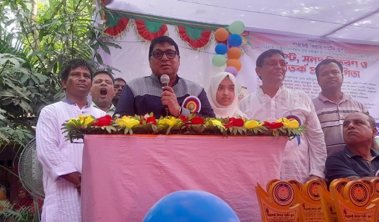 সাদুল্লাপুরে বৃত্তি পাওয়া শিক্ষার্থীদের ক্রেস্ট ও সনদ বিতরণ