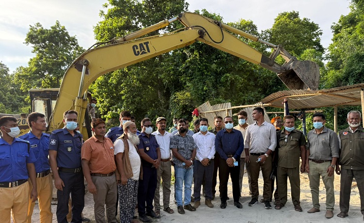 ঘাটাইলে অবৈধ দুই সিসা কারাখানা গুড়িয়ে দিলো প্রশাসন