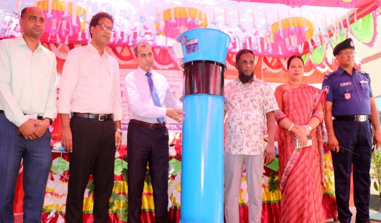 মাগুরার শ্রীপুরে বিনামূল্যে কৃষি প্রণোদনার বীজ সার ও কৃষি উপকরণ বিতরণ