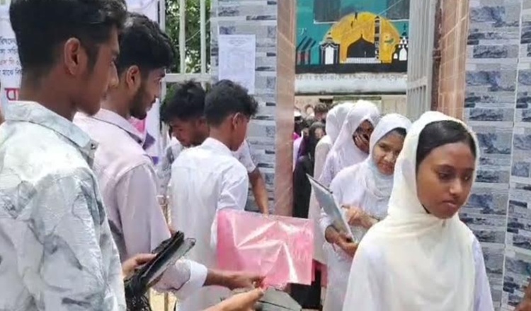 রাঙ্গুনিয়ায় এইচ এস সি পরীক্ষার্থীদের মাঝে শিক্ষা সামগ্রী বিতরণ