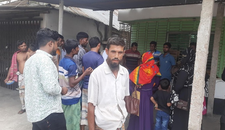 পুঠিয়ায় ভুয়া এনজিও’র খপ্পরে পড়ে সর্বশান্ত হাজারো গ্রাহক