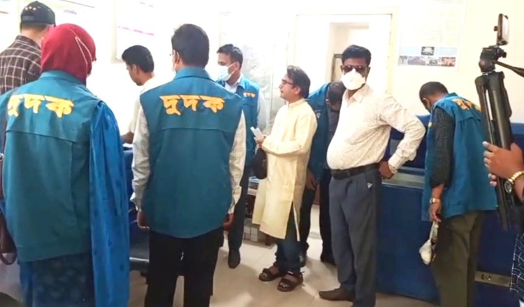 হরিপুর উপজেলা স্বাস্থ্য কমপ্লেক্সে বিভিন্ন অভিযোগে দুদকের অভিযান