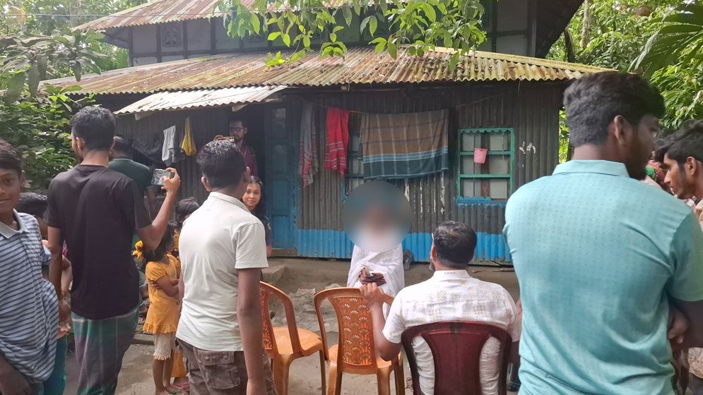 বিয়ের দাবিতে তরুণীর অনশন,  গা ঢাকা দিলেন প্রেমিক