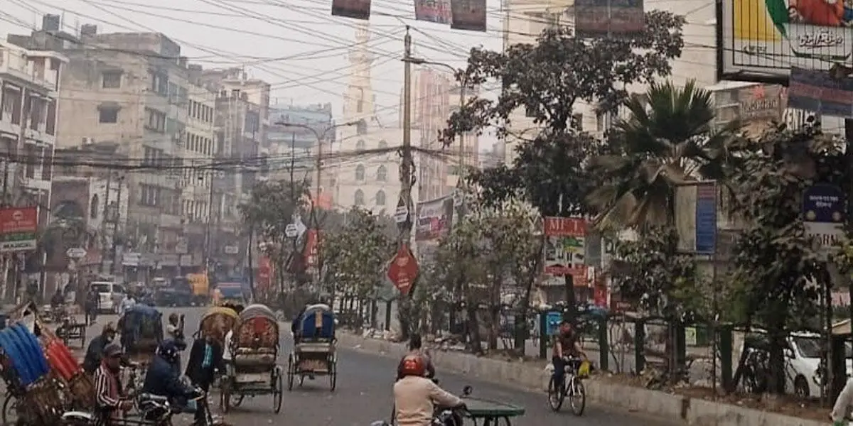 আজ সকালে ‘মাঝারি’ অবস্থায় রয়েছে ঢাকার বাতাস