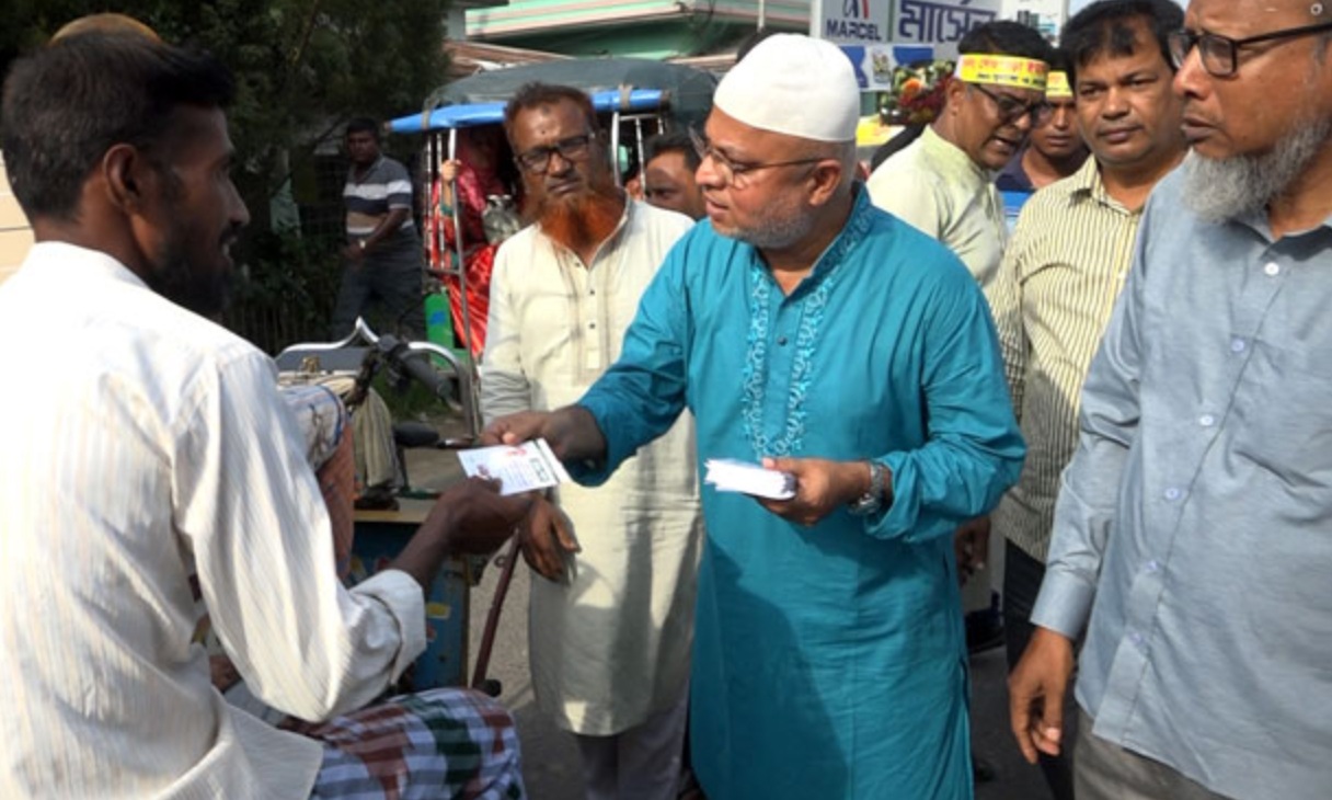 গোদাগাড়ীতে বিএনপি নেতার গণসংযোগ
