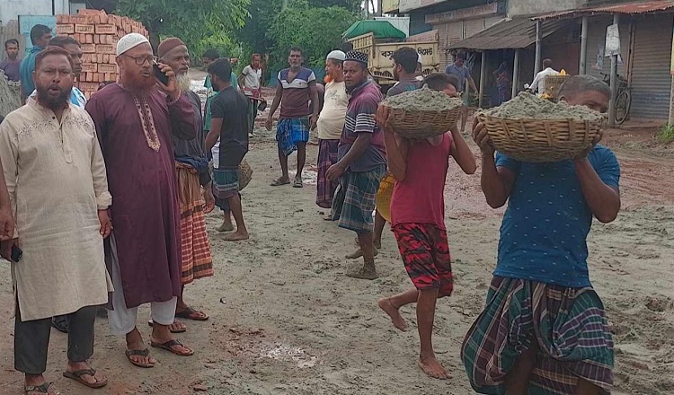 এলাকাবাসীর স্বেচ্ছাশ্রমে চলছে জরাজীর্ণ দৌলতপুর-চুকনগর সড়কের সংস্কার