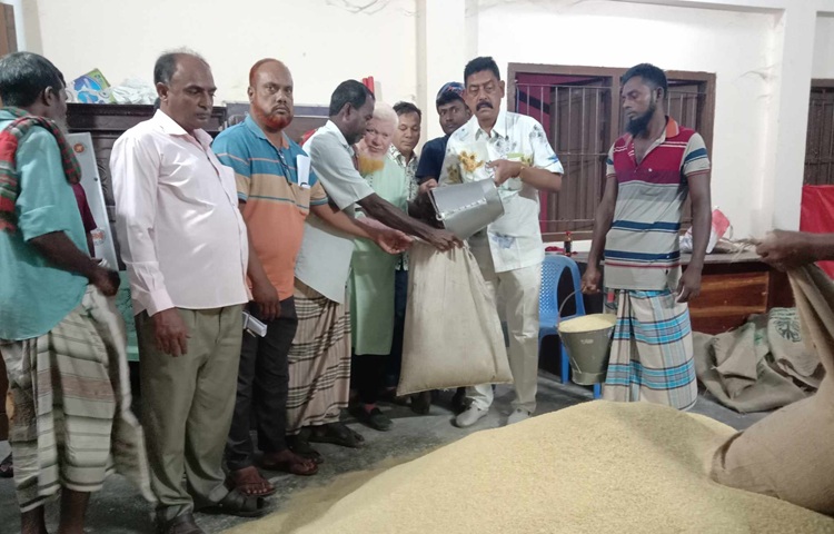 মান্দায় কালবৈশাখী ঝড়ে ক্ষতিগ্রস্তদের মাঝে চাল বিতরণ