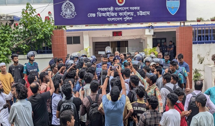 চট্টগ্রামে ডিআইজি অফিসের সামনে এনসিপি-বৈষম্যবিরোধীদের বিক্ষোভ