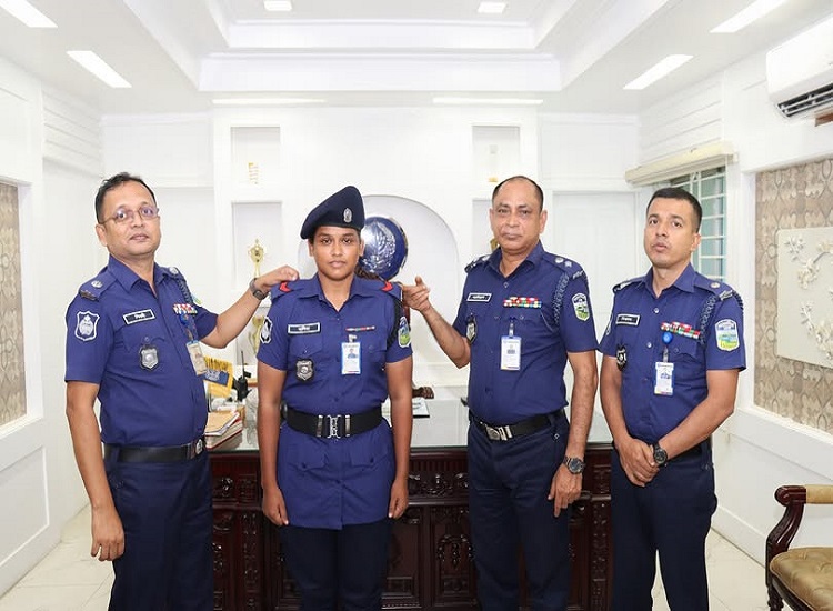 শেরপুরে পদোন্নতি প্রাপ্ত পুলিশ সদস্যকে ব্যাজ পরিধান 