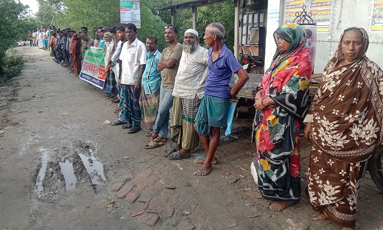 পাইকগাছায় রাস্তা পাকাকরণের দাবিতে মানববন্ধন 