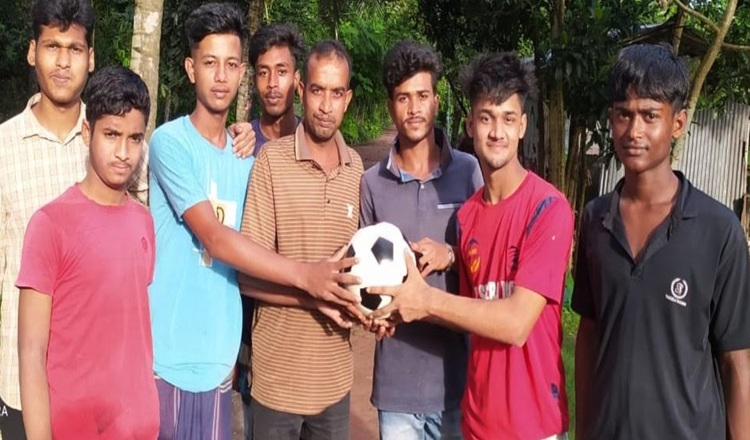 বিএনপি নেতা হেলালের পক্ষে রূপসায় ফুটবল বিতরণ