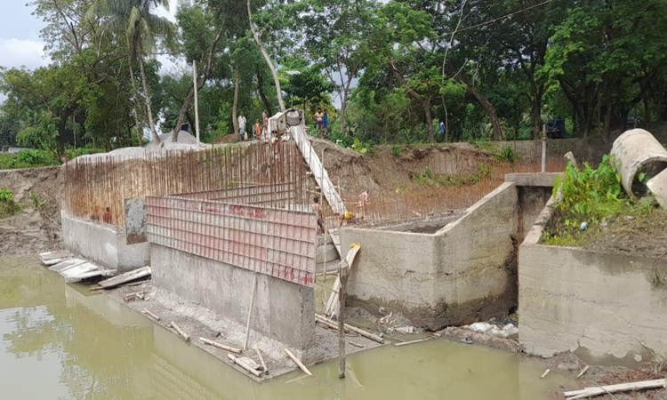 বেতাগীতে স্লুইস নির্মাণ কাজ শেষ না হওয়ায় কৃষকদের ভোগান্তিতে