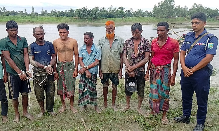 সোনাতলায় অবৈধ বালু মহালে অভিযান চালিয়ে ৭ জনকে গ্রেপ্তার