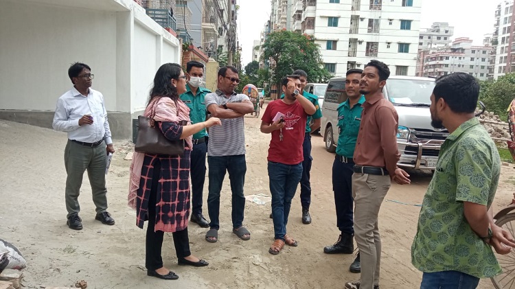 আফতাবনগরে নির্মাণ সামগ্রী ফেলে বায়ুদূষণ: মোবাইল কোর্টে ৩ প্রতিষ্ঠানের জরিমানা