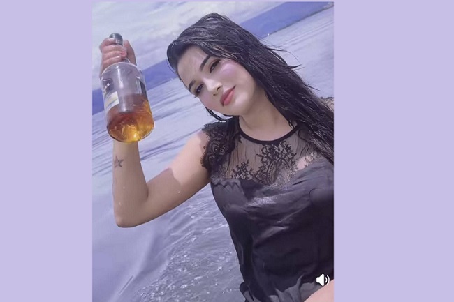টাঙ্গুয়া হাওরে মদের বোতল হাতে নারীর ভিডিও ভাইরাল