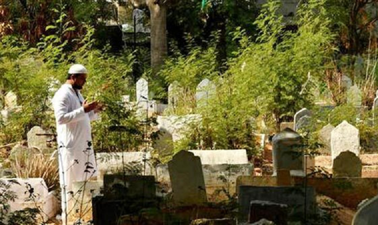 কবরের দিকে ফিরে দুই হাত তুলে দোয়া করা ঠিক নয়