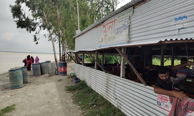 চৌহালীর যমুনা পাড়ে দুপুর হলেই বাড়ে মানুষের ভিড়