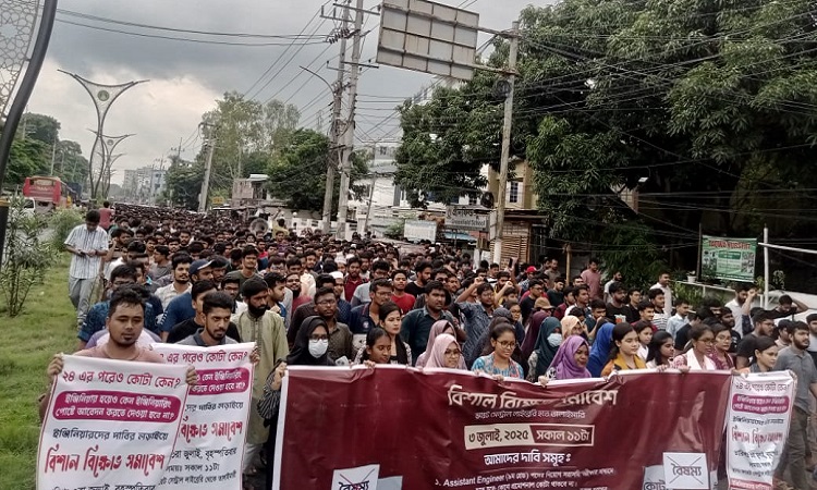 ডিপ্লোমা কোটা বাতিলসহ তিন দফা দাবিতে উত্তাল রুয়েট 