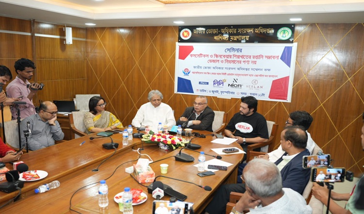 বড় অংকের রাজস্ব হারাচ্ছে দেশ, এখনই নিয়ন্ত্রণ জরুরি: সেমিনারে বক্তারা